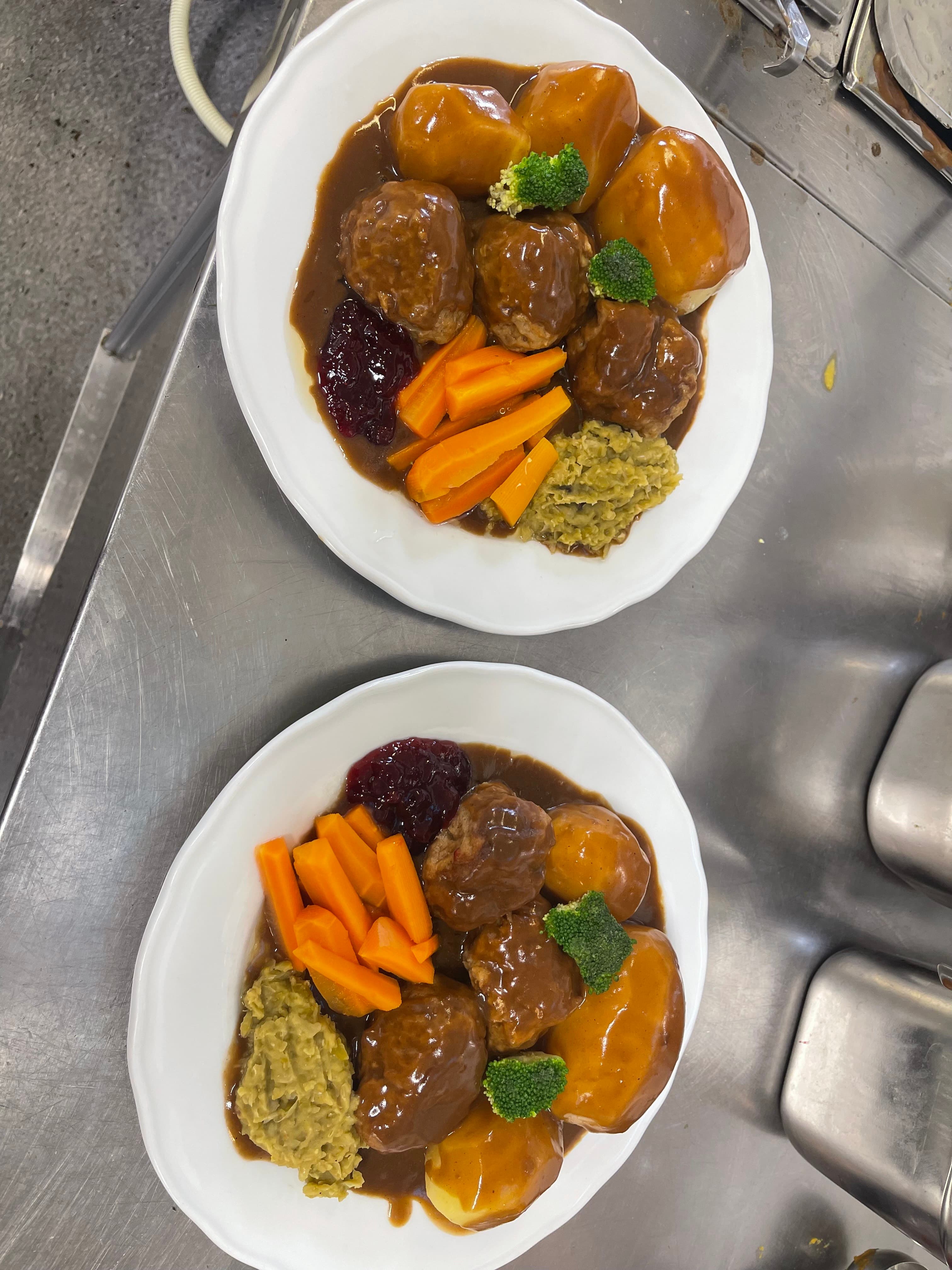 Kjøttkaker med poteter, gulrot og tyttebærsyltetøy