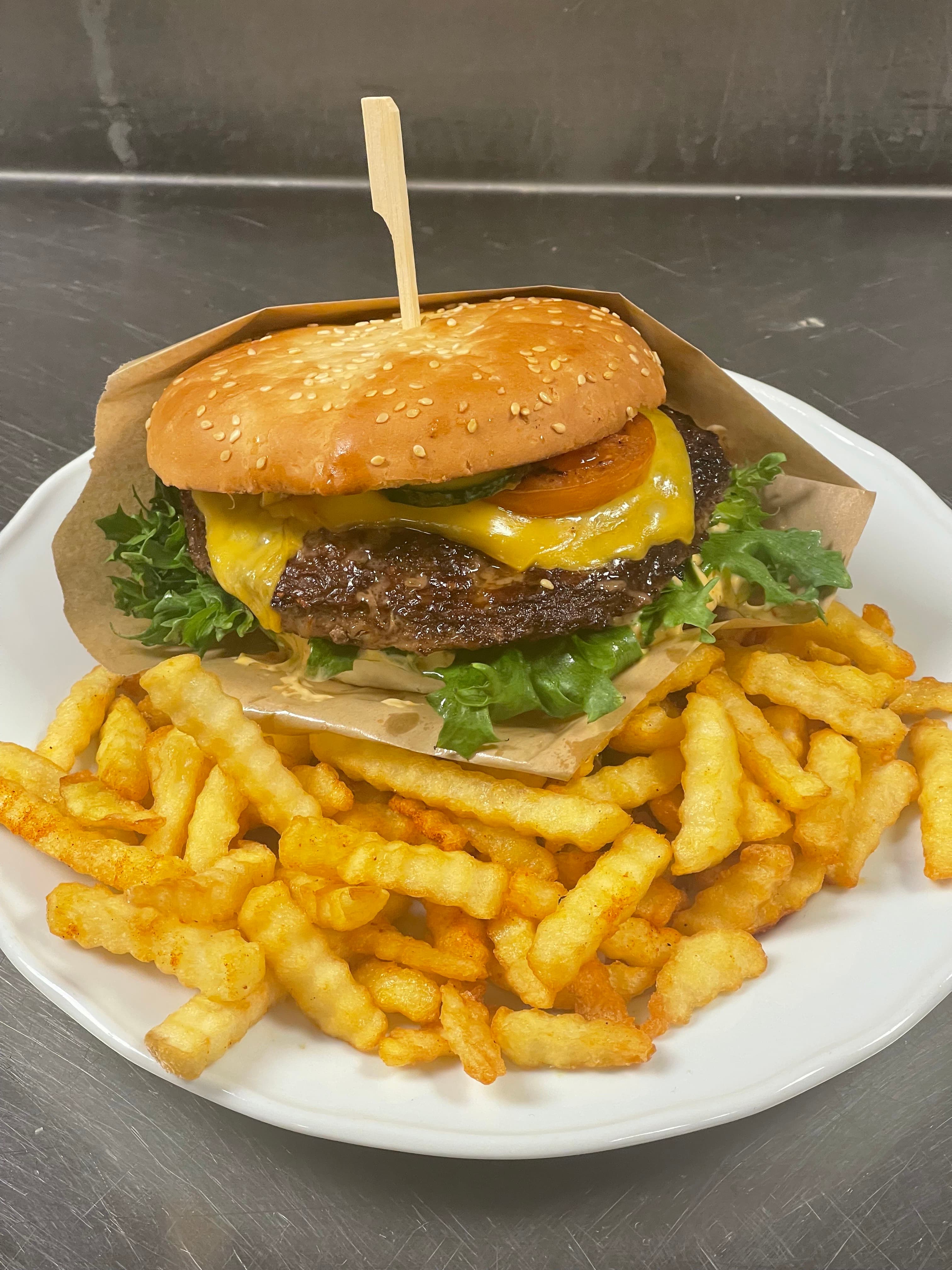 Hjemmelaget cheeseburger med pommes frites