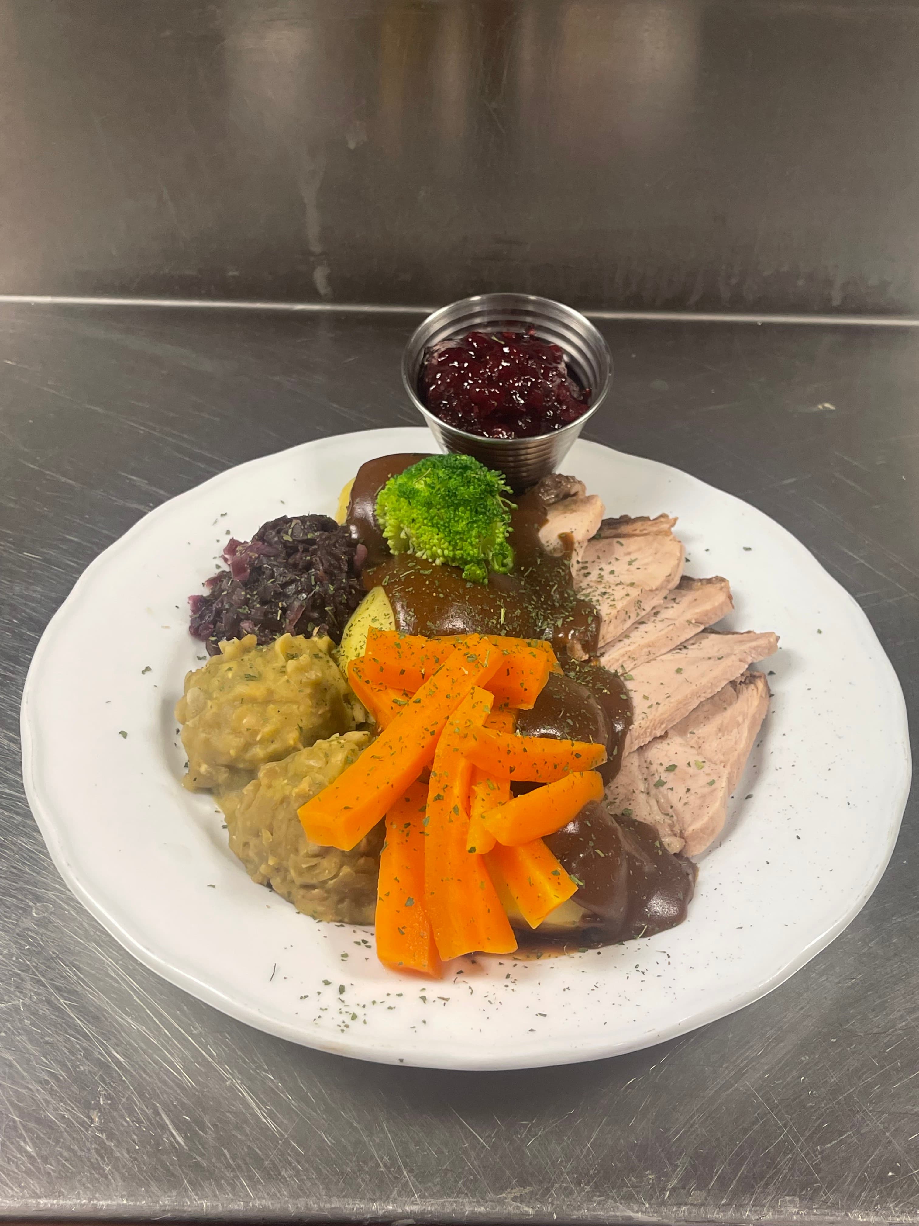 Stekt kjøtt med brun saus, rødkål og grønnsaker