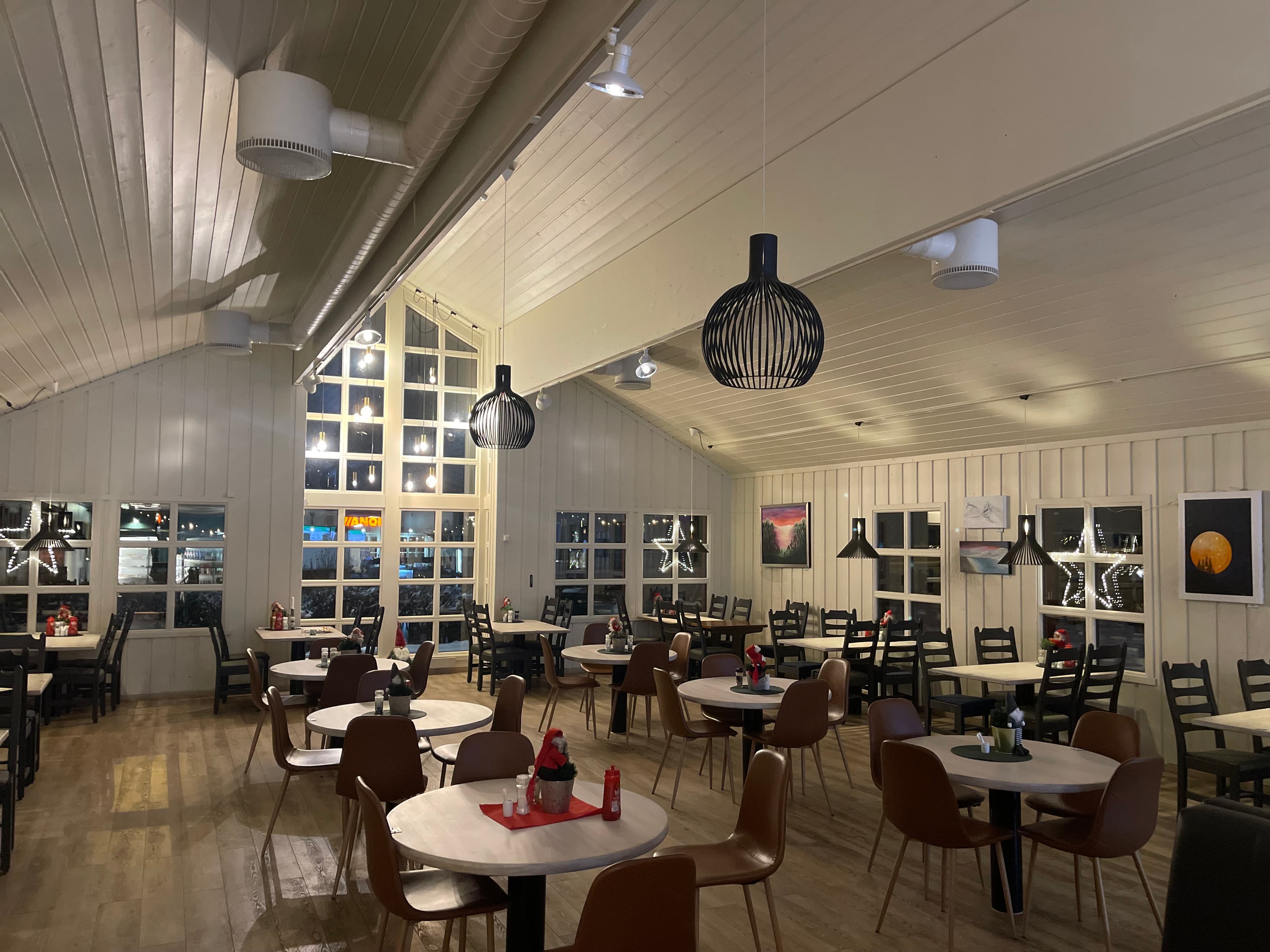 Spisesalen med designlamper og store vinduer