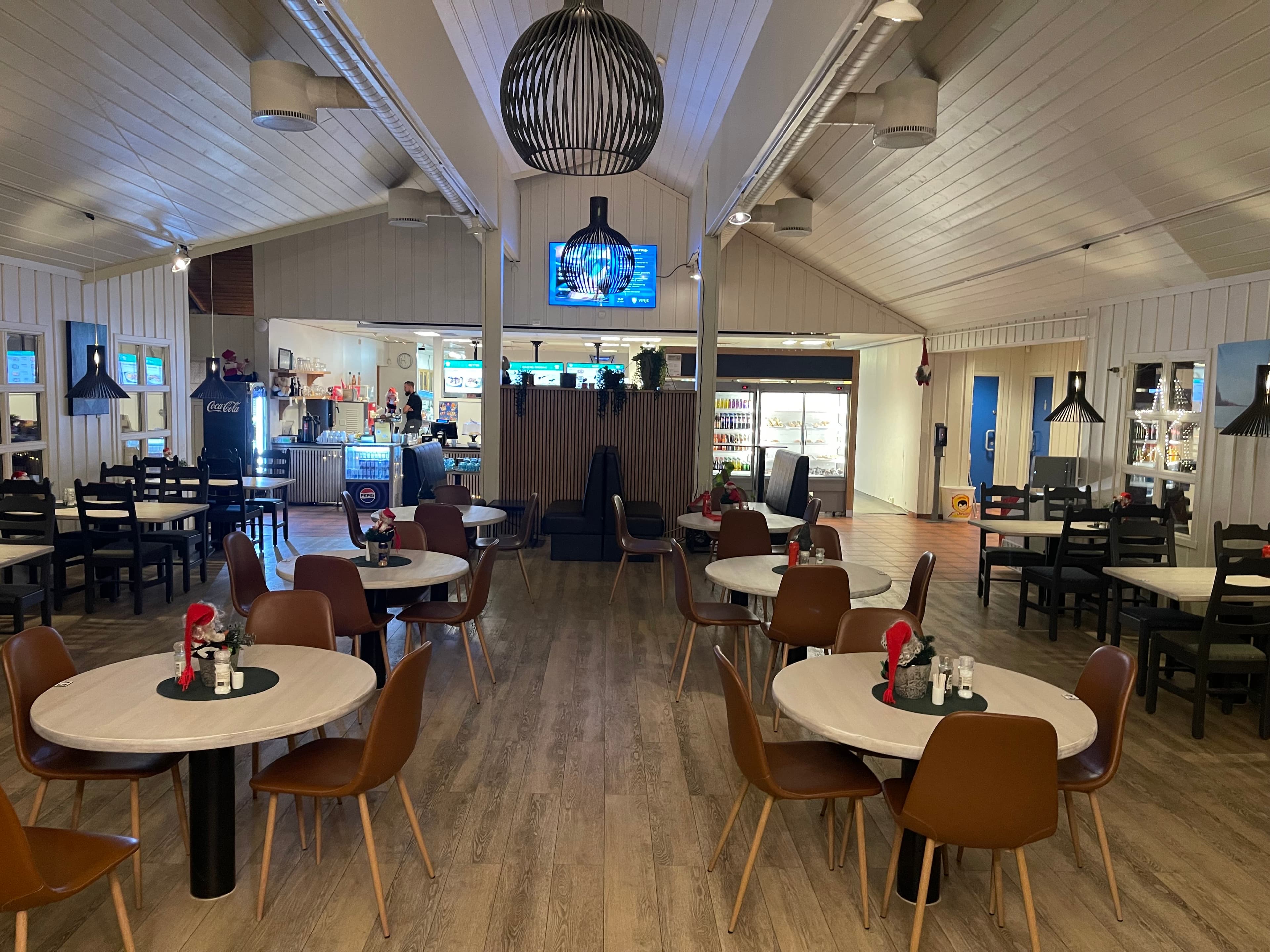 Spiseområdet med bar og TV