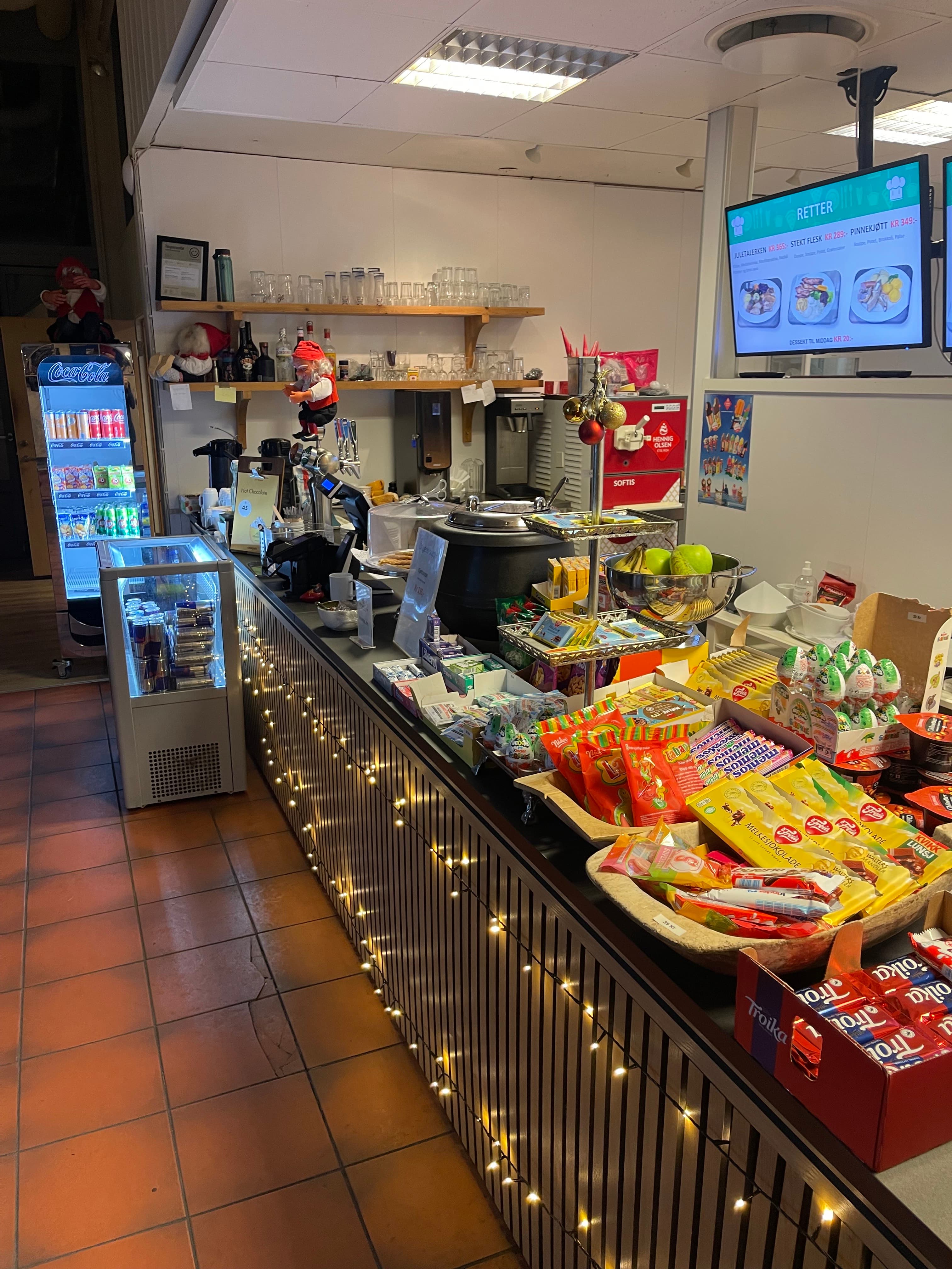 Disken med snacks og menyskjermer