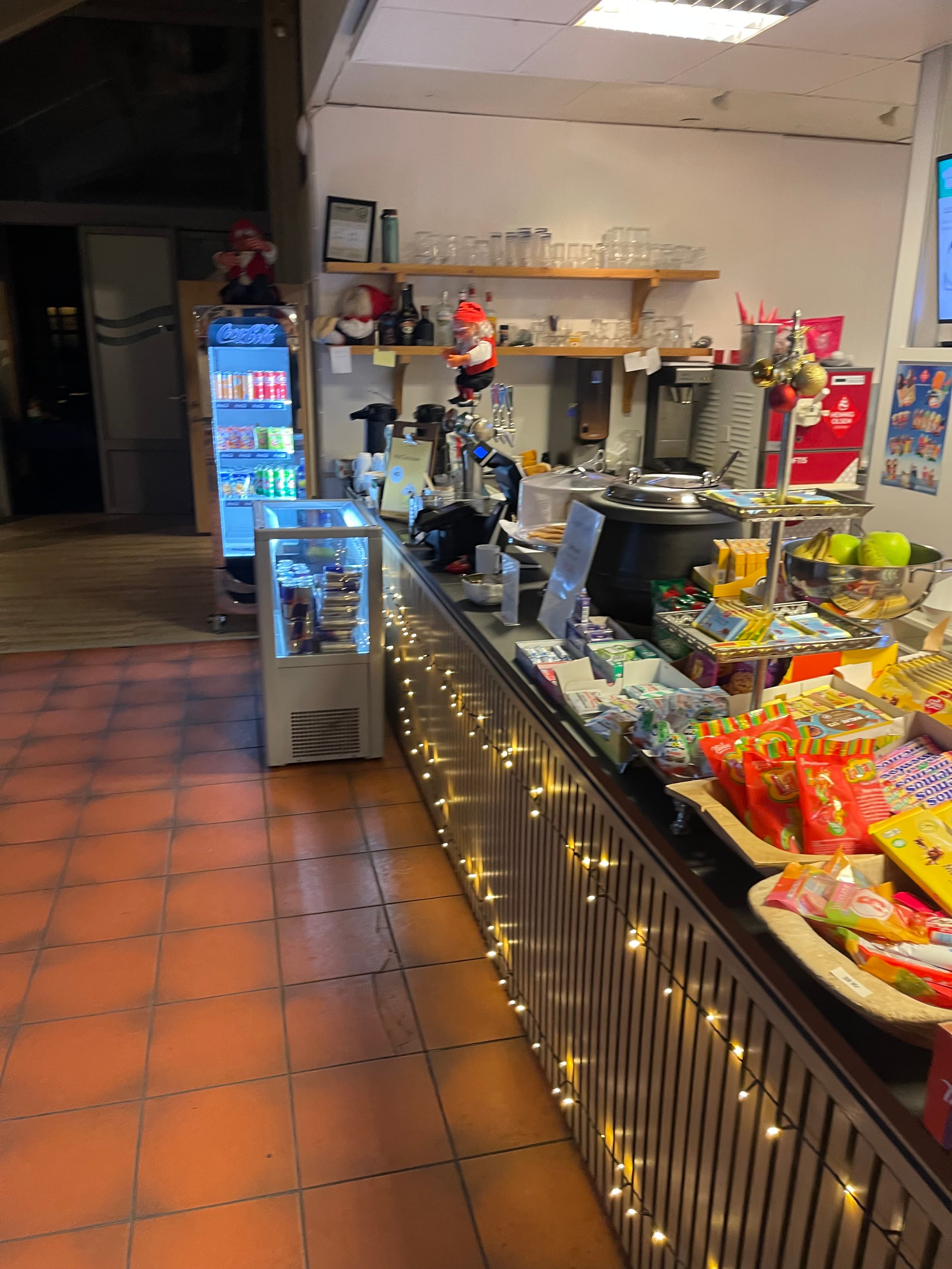 Kjøkkendisken med lyslenker i taket