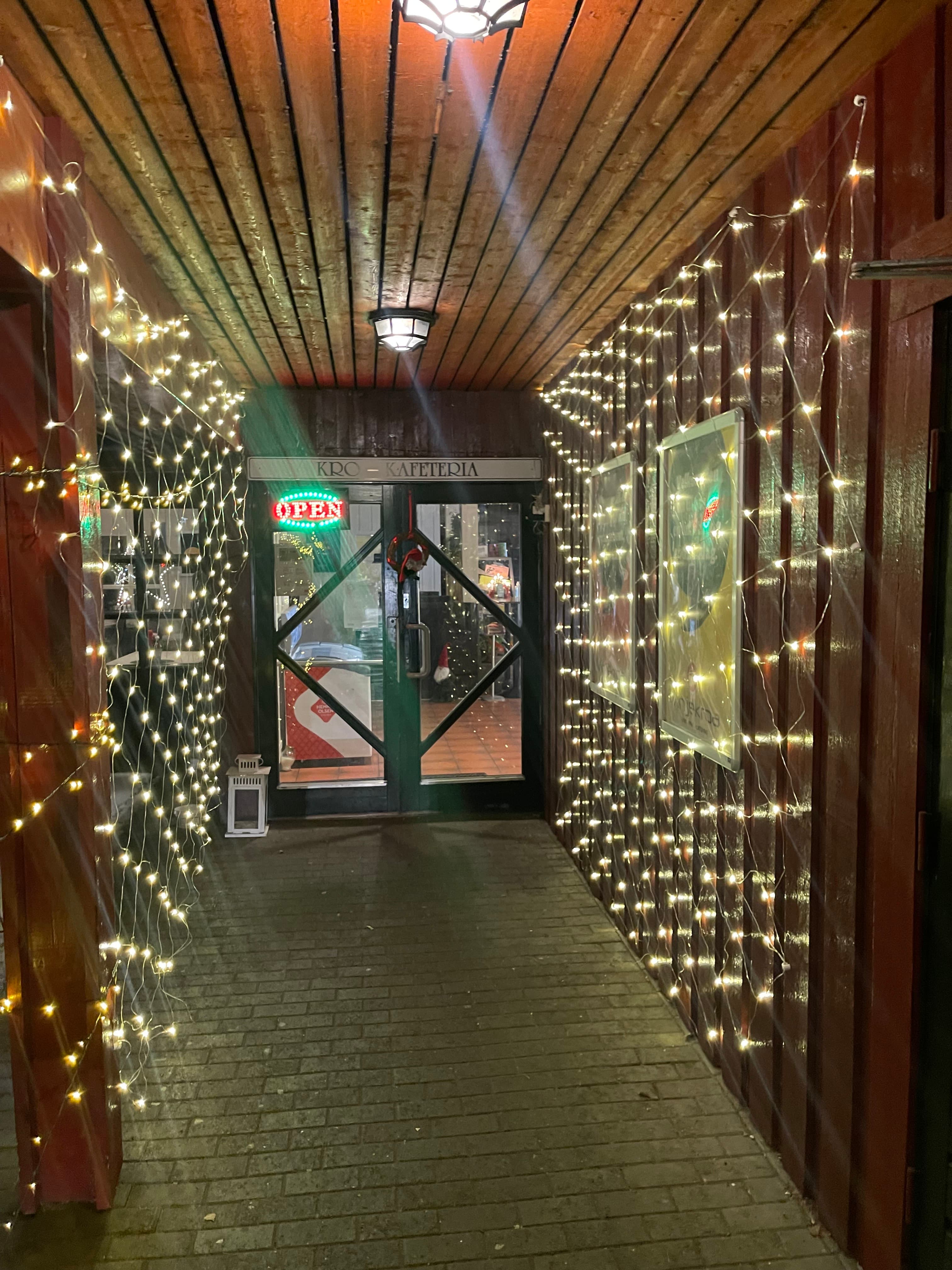 Uteområdet med stemningsbelysning