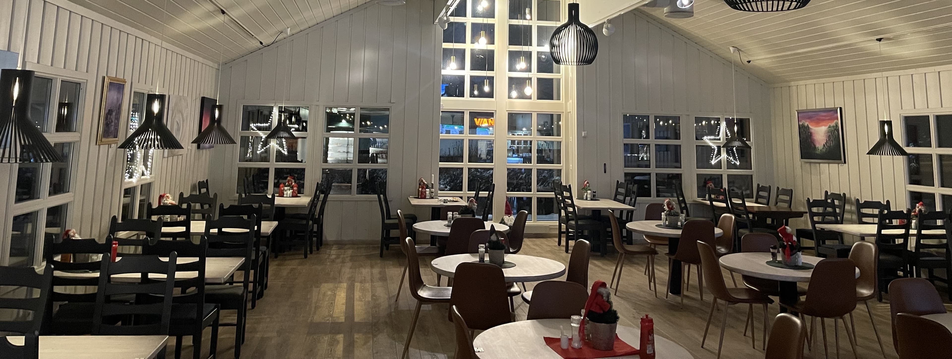 Interiøret på Vinjekroa — koselig og romslig spisesal